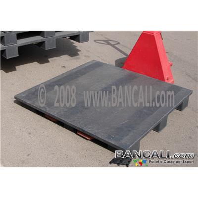 Pallet Plastica Leggermente Gommoso 115x115 cm. Quadrato Sovrapponibile con Pianale Superficie Chiusa e Ruvida;  h.135 mm con 3 Slitte; Peso 24, 5 Kg.