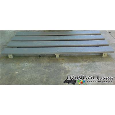 Bancale Grande in Plastica Riciclata 1200 x 2400 mm. inforcabile 2 Vie sul lato Lungo, composto da 3 travetti pieni da 90x90 mm; con 4 tavole cannettaten da 220 mm x 40 mm.. colore Grigio. Peso orientativo 60 kg.