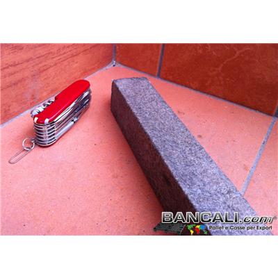 Travetto-Plastica-Riciclata-40x40 - Travetto in Plastica Piena Riciclata 40x40 mm Lunghezza 2400 mm ( possiamo tagliarvelo a misura anche per facilitare il trasporto. Circa 1 kg. al metro lineare. Venduto al pezzo di 2400 mm ( a Verga). Uso universale, per migliaia di applicazioni.